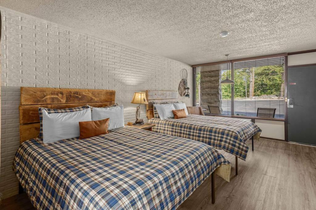 Stonegate Lodge 2 Queen Beds Fast Wifi 50" Tv Salt Water Pool Room #207 Eureka Springs Kültér fotó